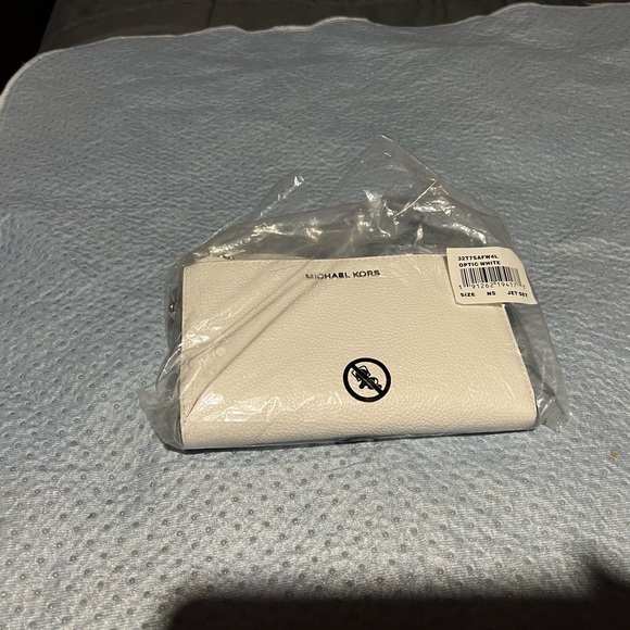 Off white Michael Kors pebbled leather zip around wallet - Picture 4 of 6